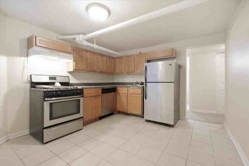 5020 S Blackstone Ave - Photo 2 of 10