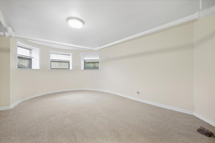 5020 S Blackstone Ave - Photo 4 of 10