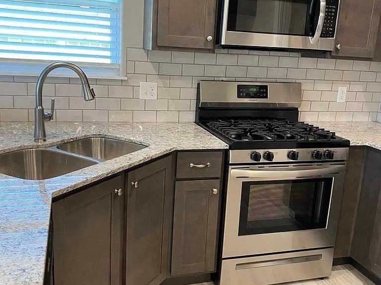 440 Aster St - Photo 4 of 6