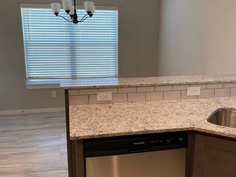440 Aster St - Photo 5 of 6