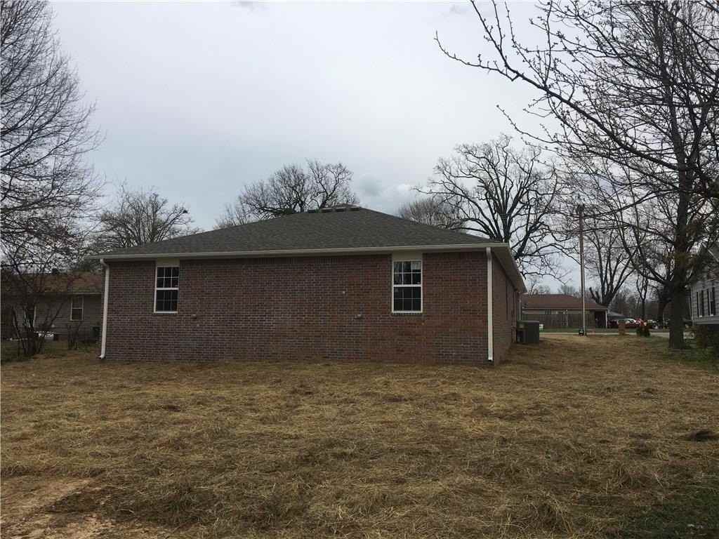 910 Crutcher St #B - Photo 4 of 12
