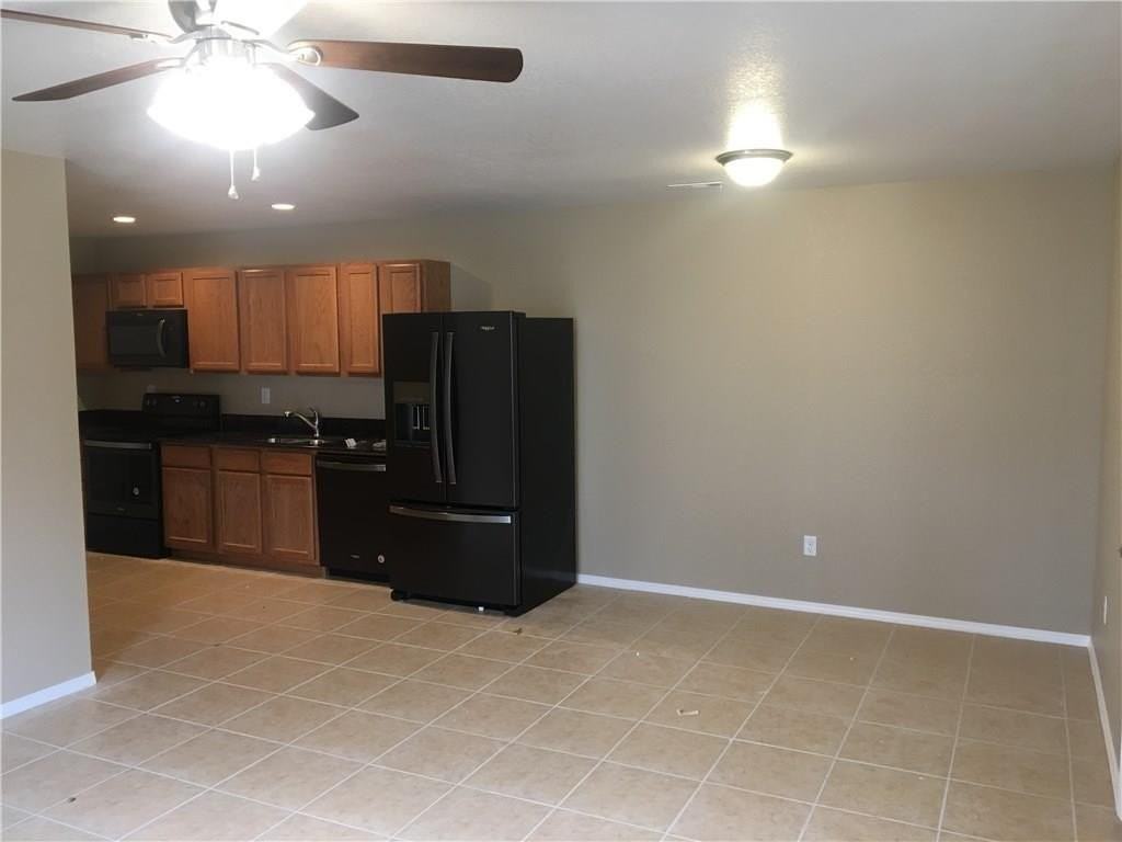 910 Crutcher St #B - Photo 6 of 12