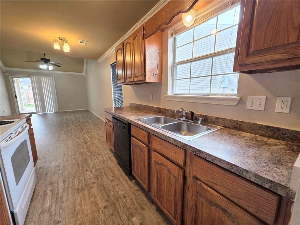 1005 S 24th Pl - Photo 4 of 20