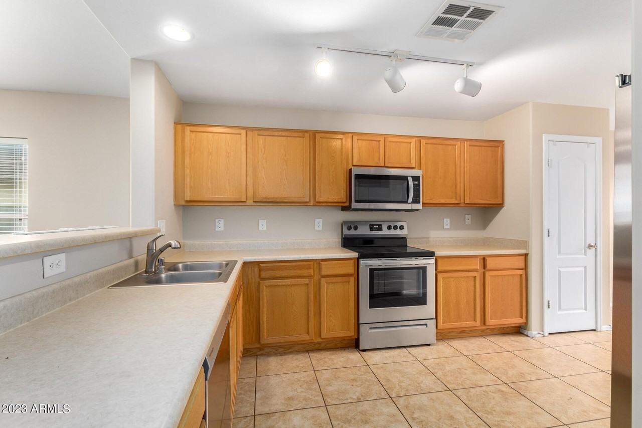 946 S 166th Ave - Photo 4 of 23
