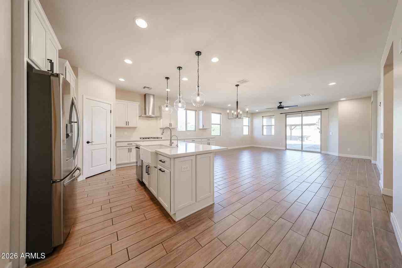 5121 N 81st Ave - Photo 4 of 50