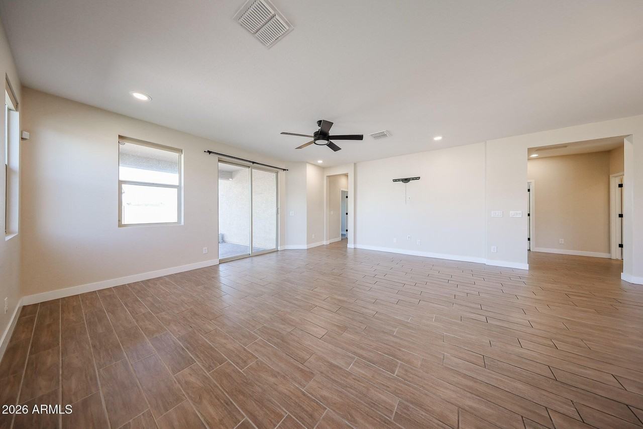 5121 N 81st Ave - Photo 5 of 50