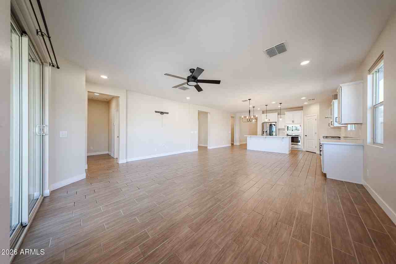 5121 N 81st Ave - Photo 6 of 50