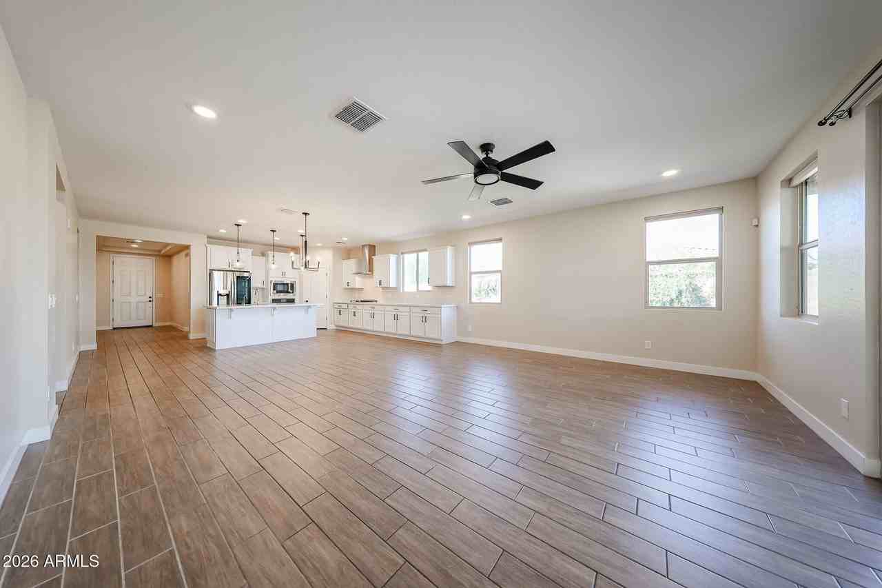 5121 N 81st Ave - Photo 7 of 50