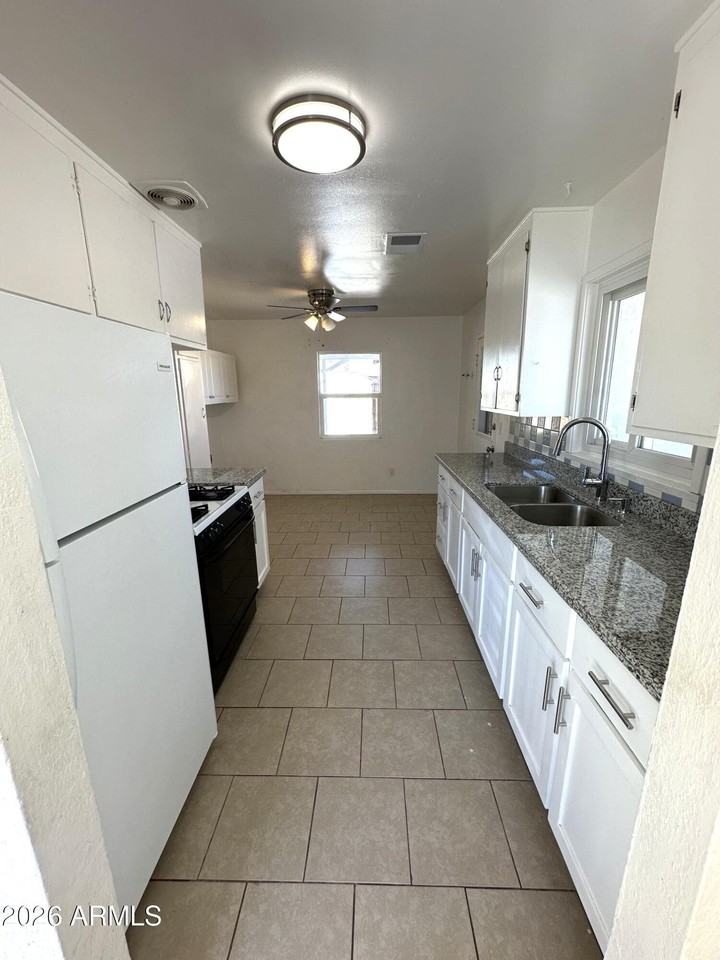 1314 W 15th St - Photo 4 of 17