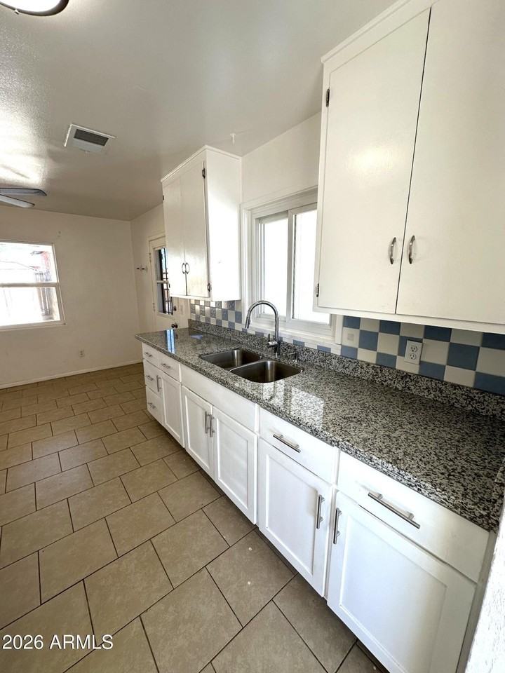 1314 W 15th St - Photo 5 of 17