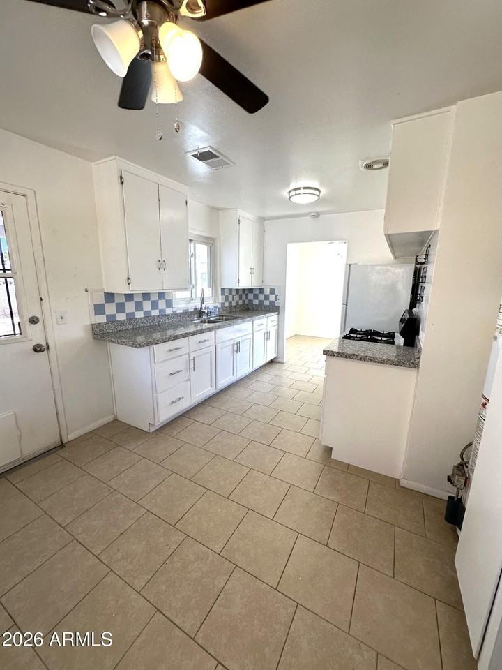 1314 W 15th St - Photo 6 of 17
