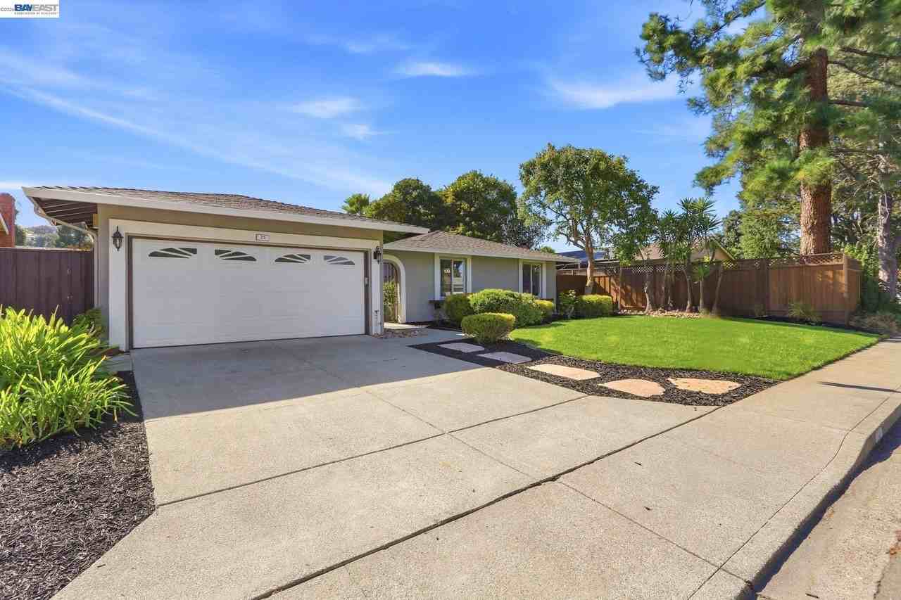 25 Tareyton Ct - Photo 3 of 50