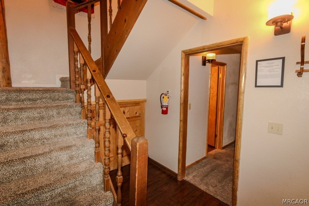 Villa Grove Ave - Photo 3 of 37