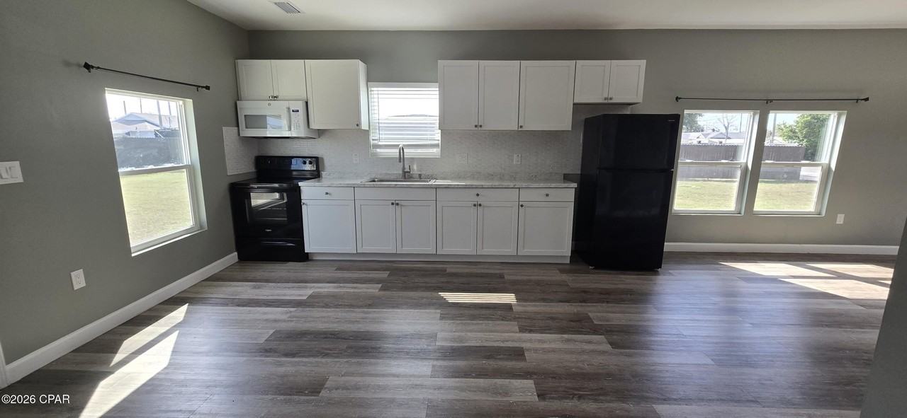 1122 Oak Ave - Photo 3 of 9