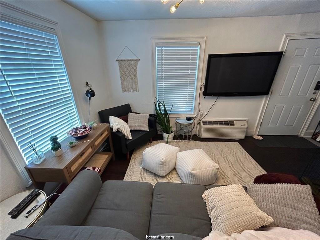 216 Montclair Ave - Photo 4 of 13