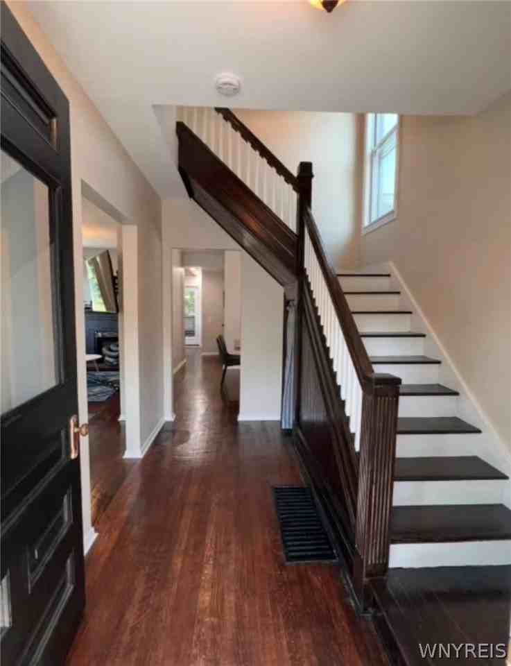 484 Grant St - Photo 2 of 14