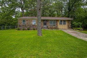 featured image of 2932 Lakeside Dr