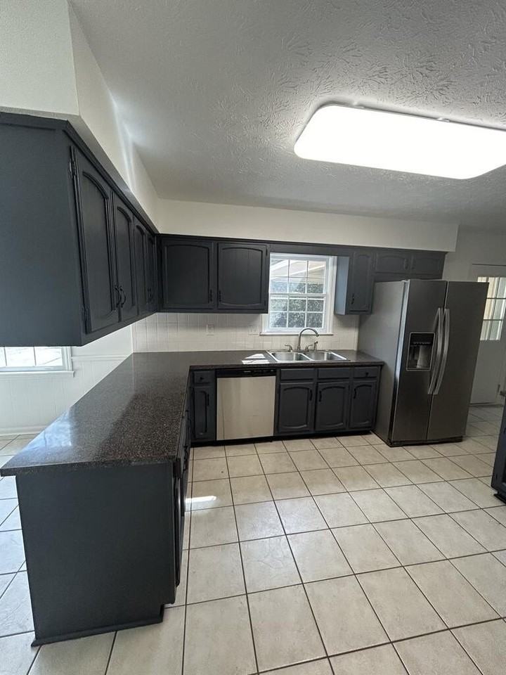 3232 College Dr - Photo 5 of 12