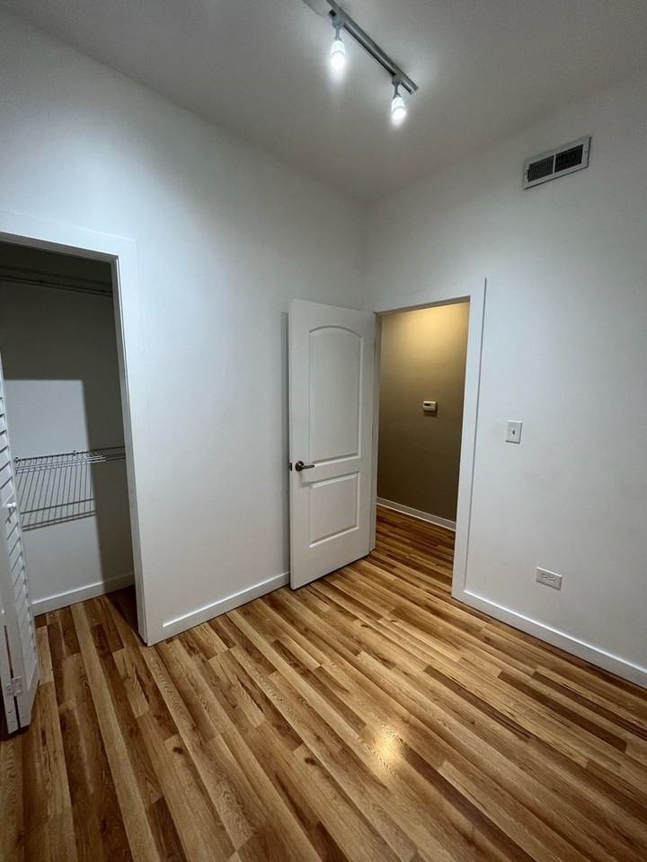 1037 W Polk St #1R - Photo 3 of 10