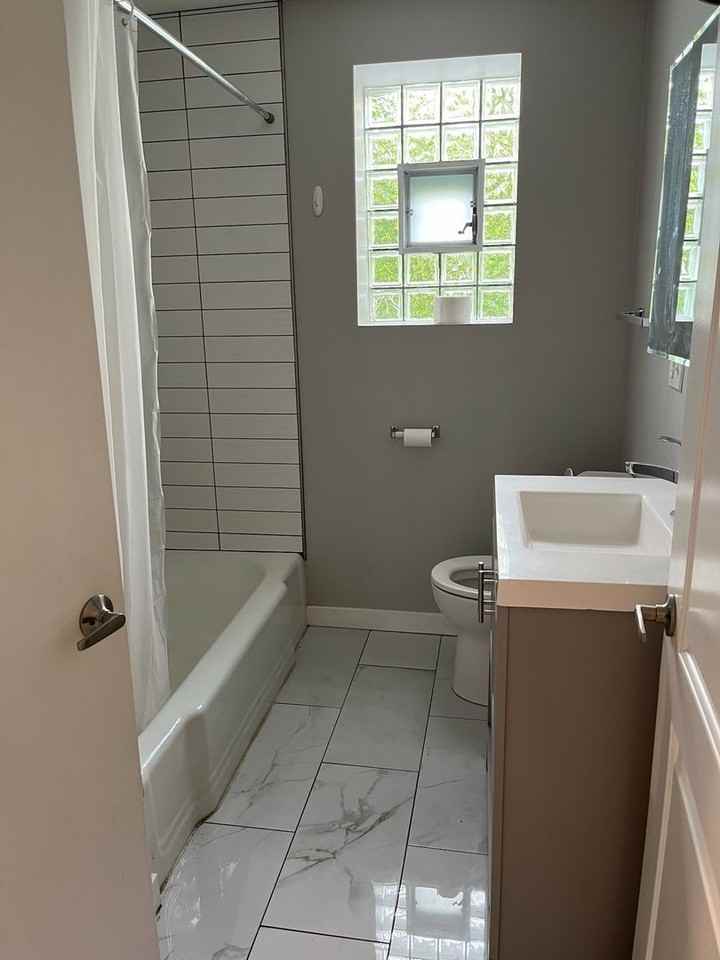 1037 W Polk St #1R - Photo 7 of 10