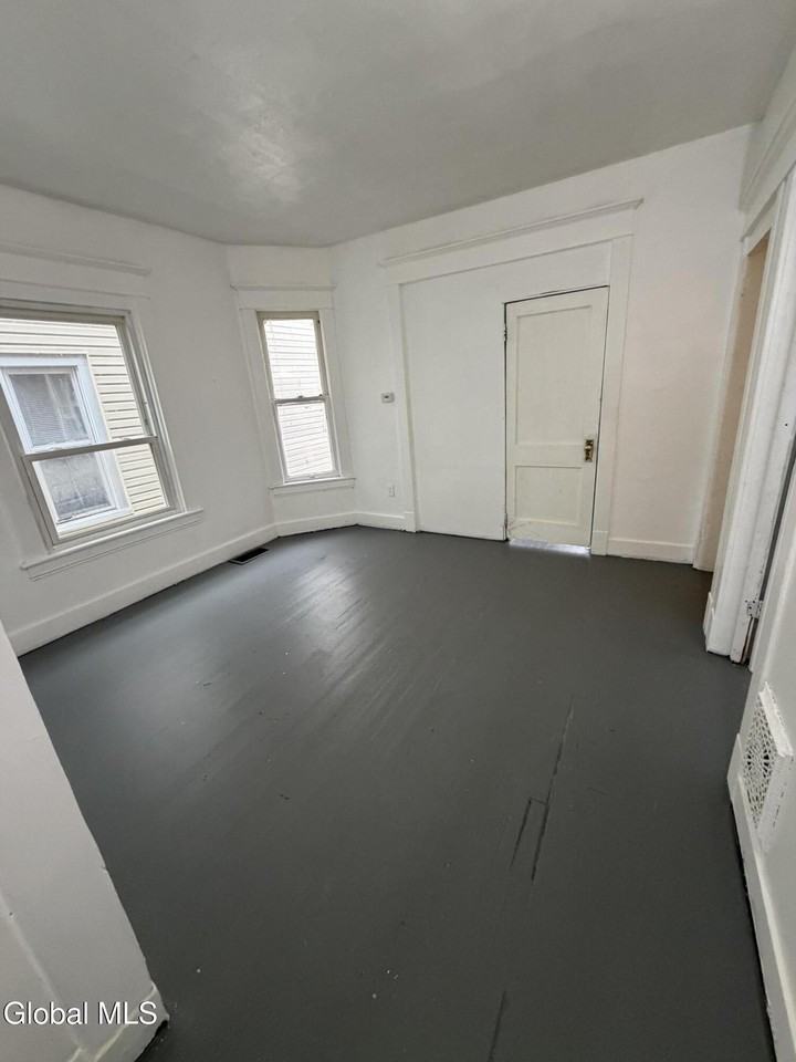 82 Robinson St #1 - Photo 4 of 12