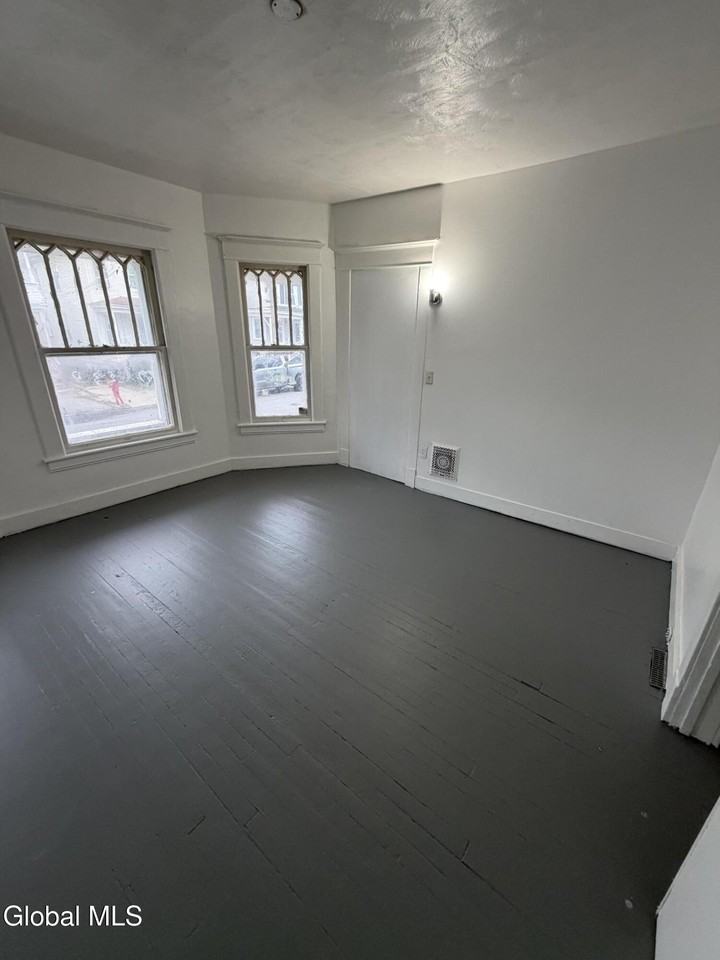 82 Robinson St #1 - Photo 6 of 12