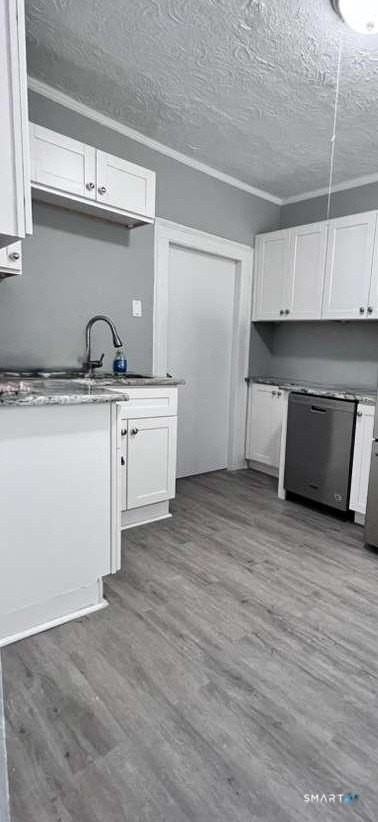 129 Quaker Ln S #1stFL - Photo 2 of 6