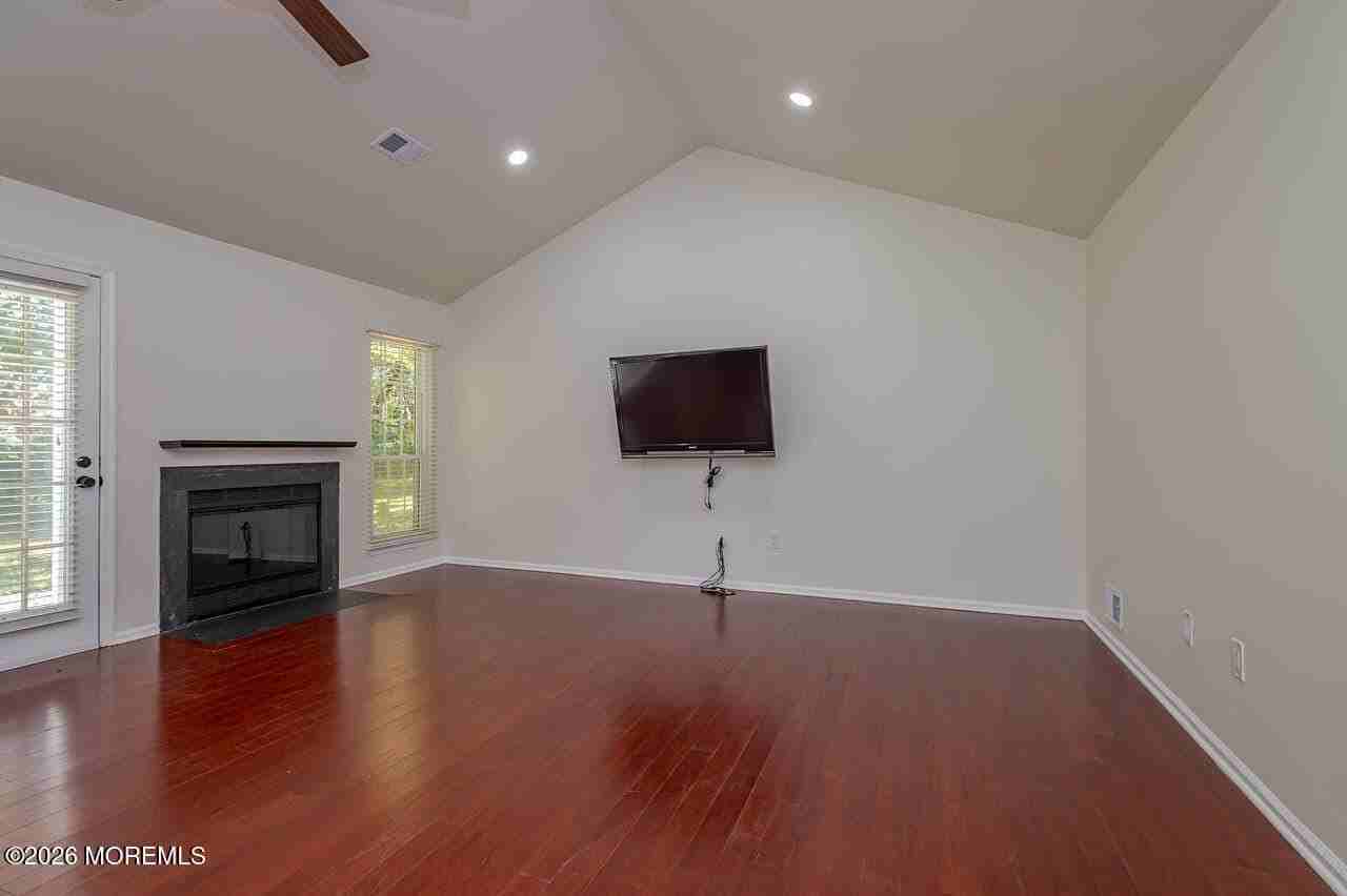 81 Poplar Pl - Photo 4 of 23