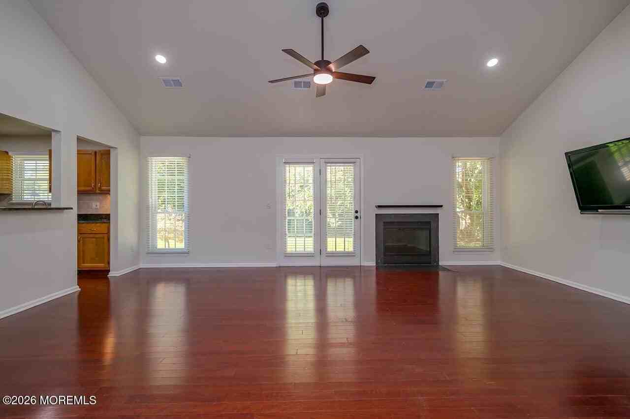 81 Poplar Pl - Photo 5 of 23