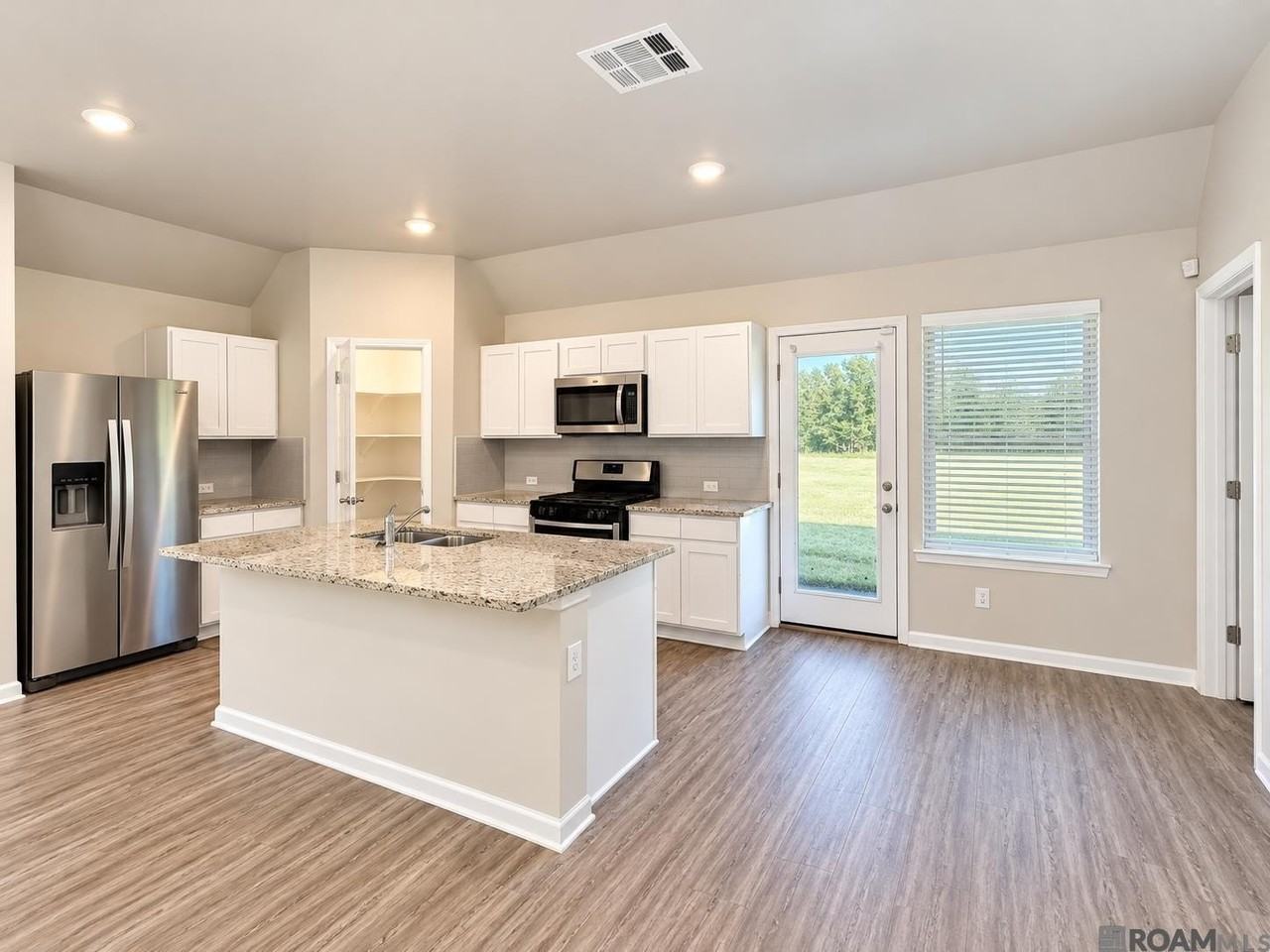 3352 Fountain View Ave - Photo 6 of 36