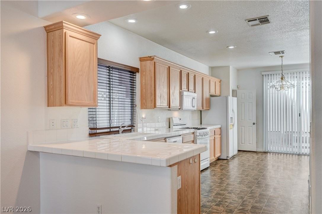 8273 Annual Ridge St - Photo 3 of 33
