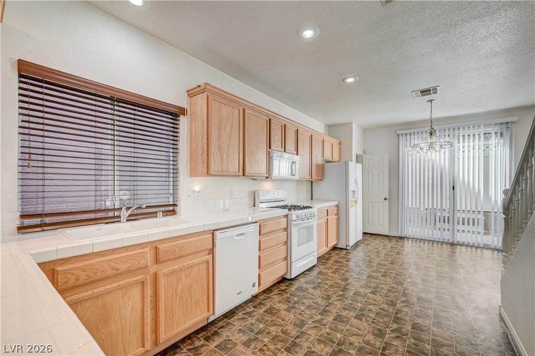 8273 Annual Ridge St - Photo 4 of 33