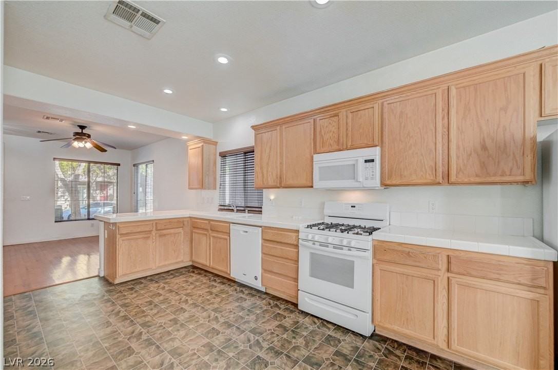8273 Annual Ridge St - Photo 5 of 33