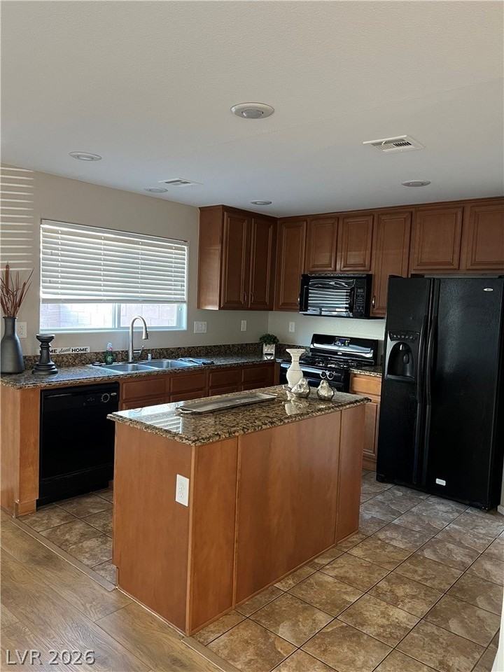 484 Brompton St - Photo 3 of 12
