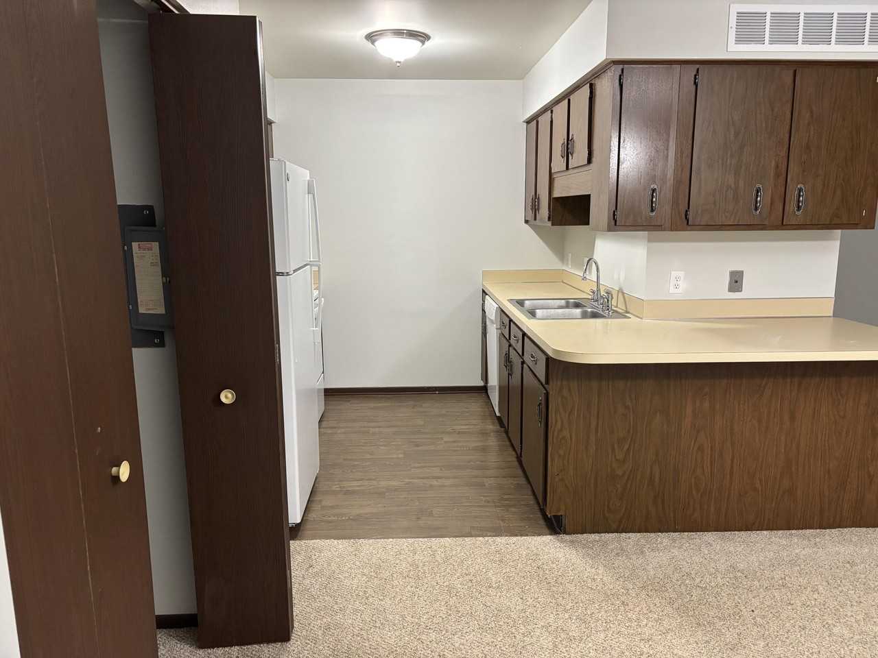 425 W Schleier St - Photo 4 of 10