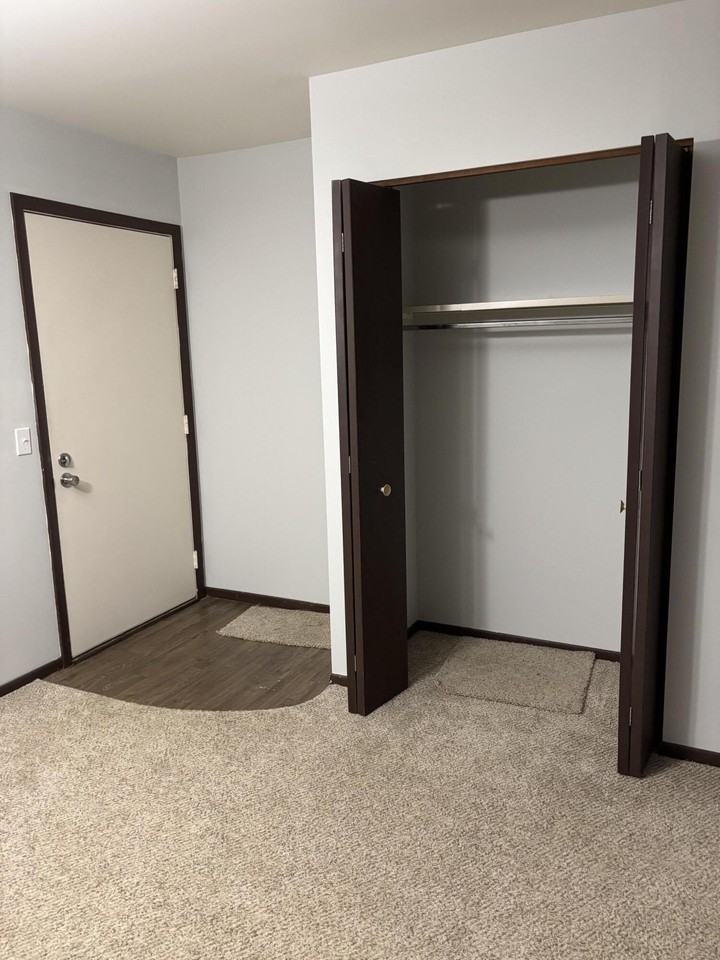 425 W Schleier St - Photo 6 of 10