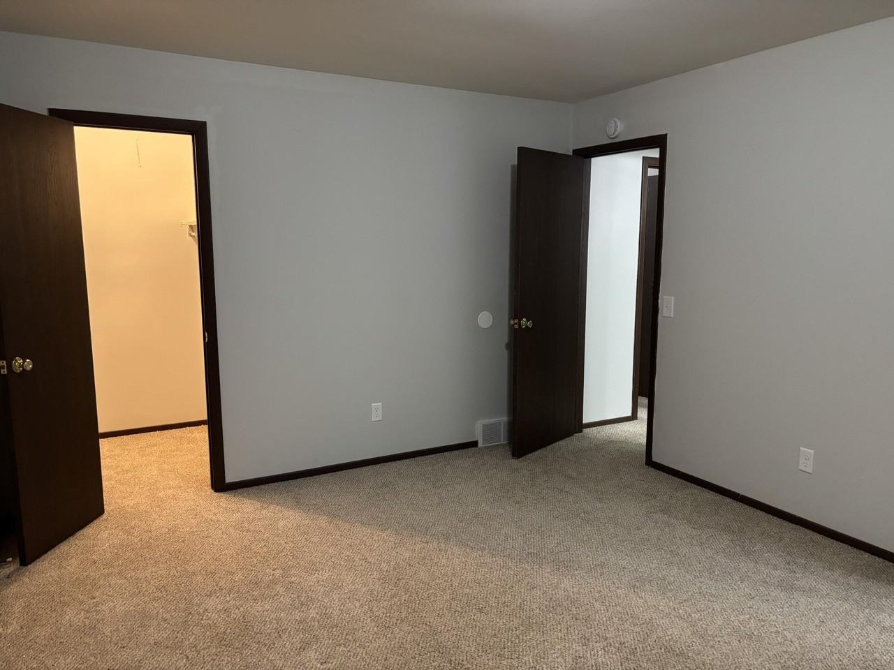 425 W Schleier St - Photo 7 of 10