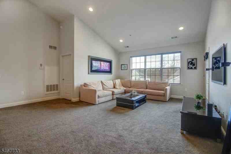 1302 Meadow Brook Ct - Photo 2 of 18