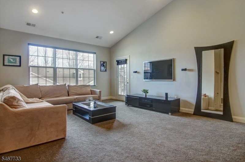 1302 Meadow Brook Ct - Photo 5 of 18