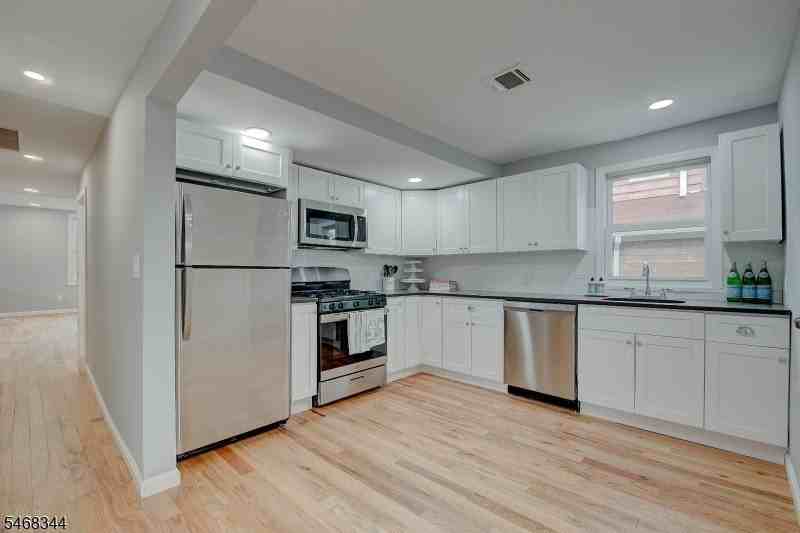 111 N Fullerton Ave #2 - Photo 6 of 19