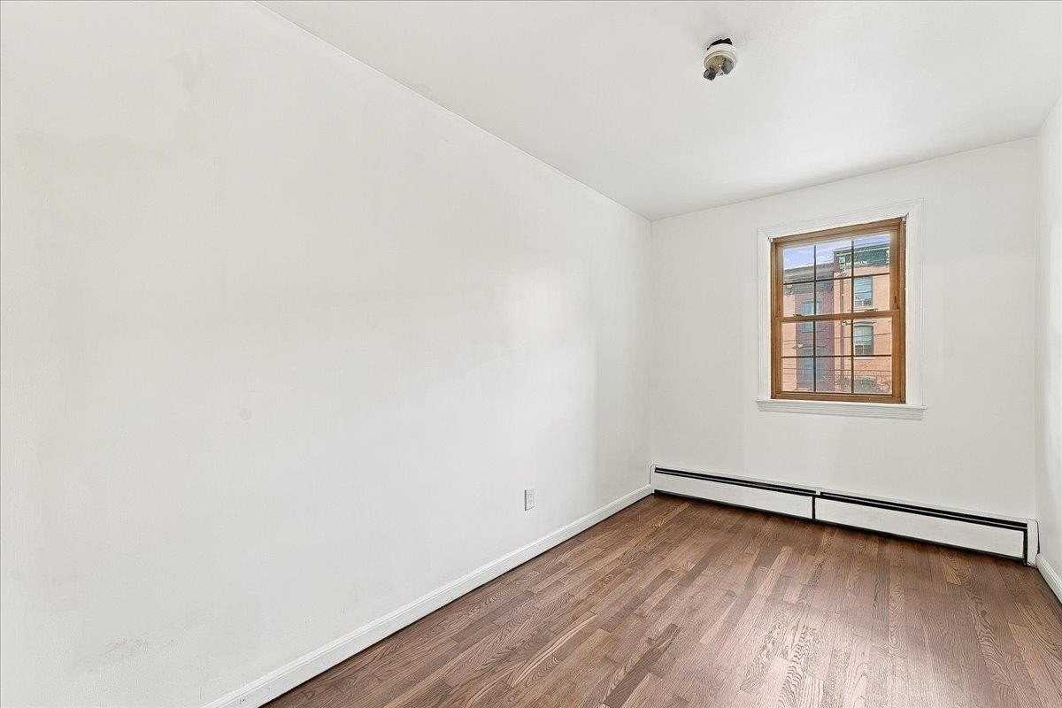 107 Grand St - Photo 4 of 49
