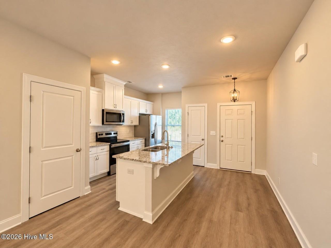 651 Caroline Ct #6B - Photo 2 of 9