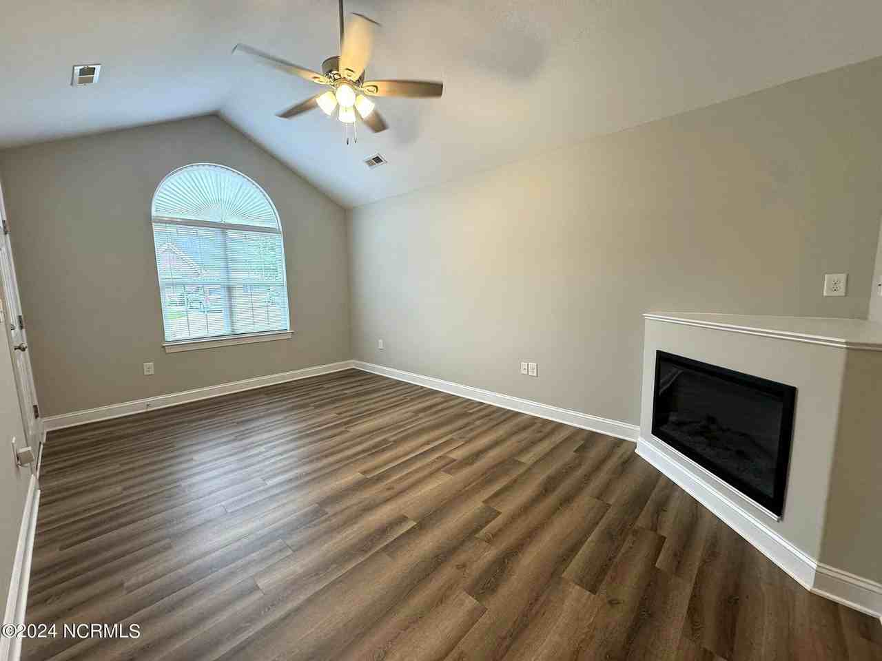 215 Hurt Ct - Photo 4 of 13