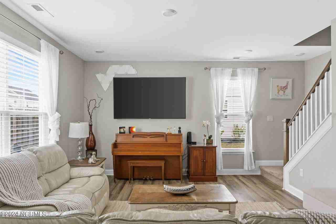 7813 Waterwillow Dr - Photo 4 of 42