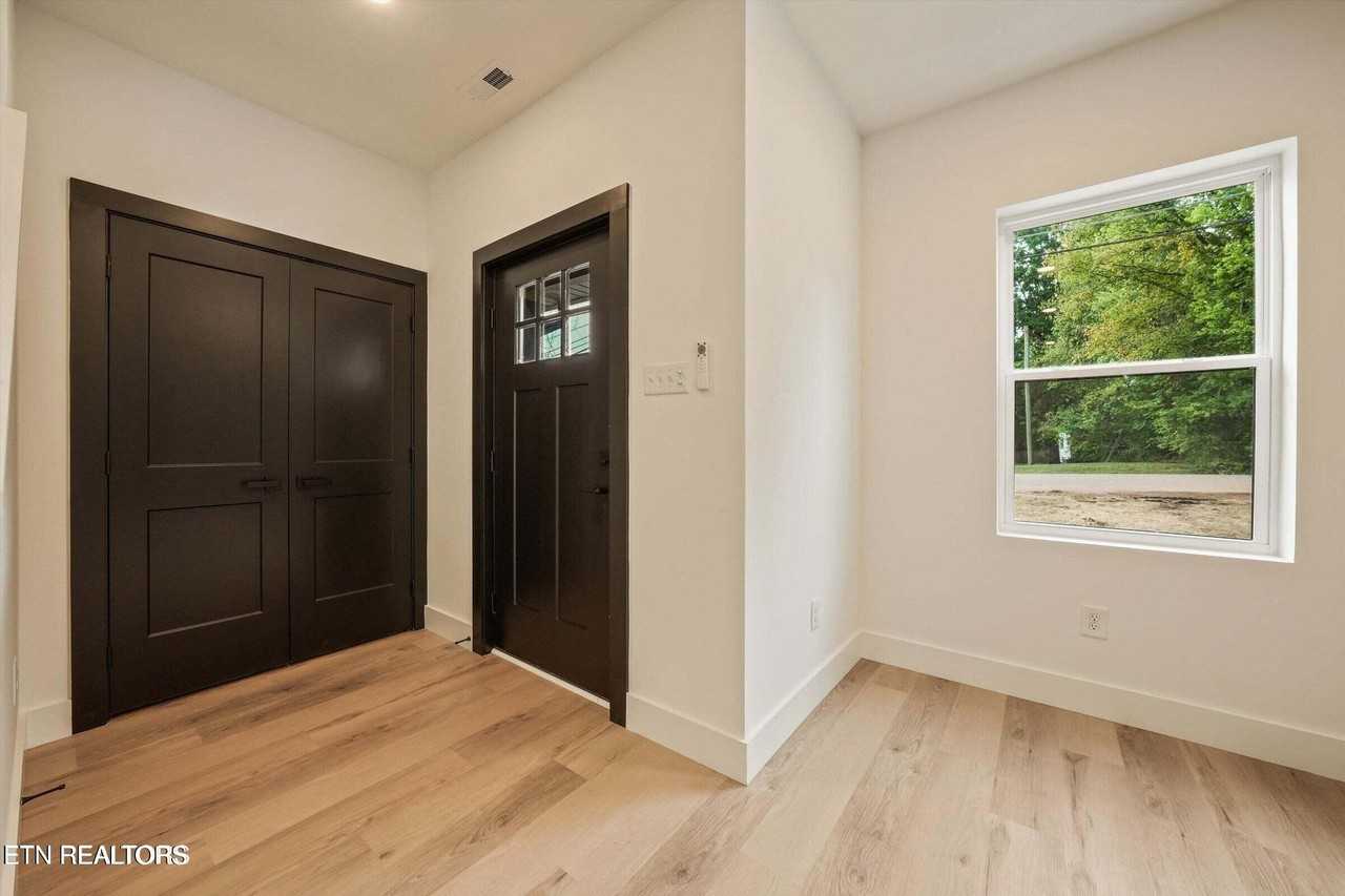 121 Ingersoll Ave - Photo 3 of 19