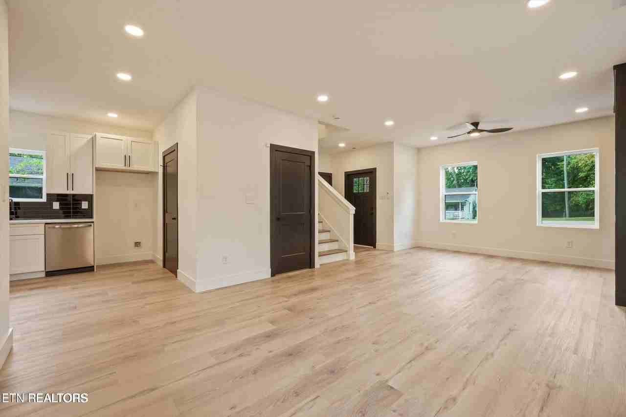 121 Ingersoll Ave - Photo 7 of 19