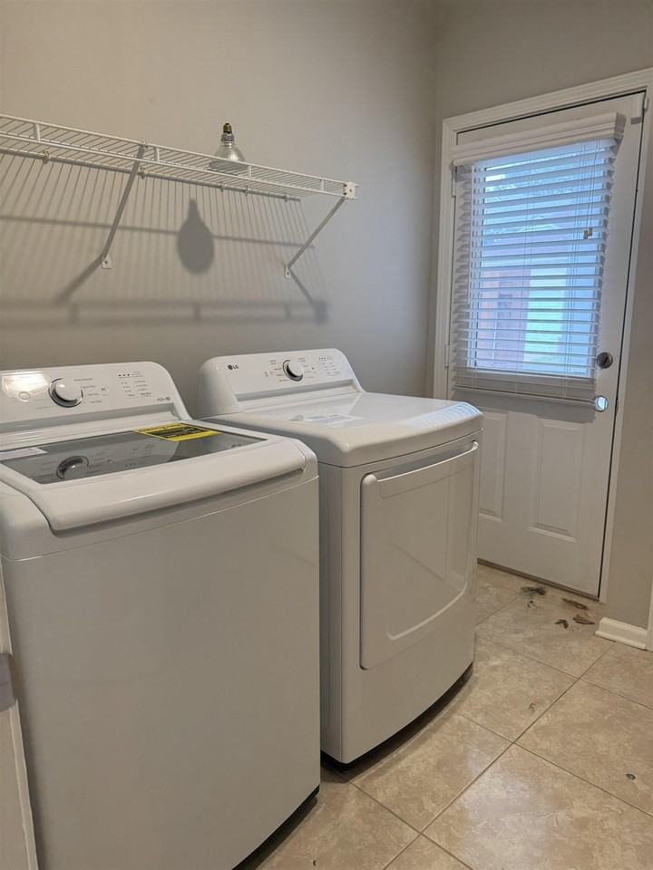 1063 Island Park Dr - Photo 5 of 8