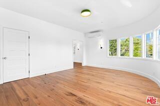1134 17th St #B - Photo 3 of 6