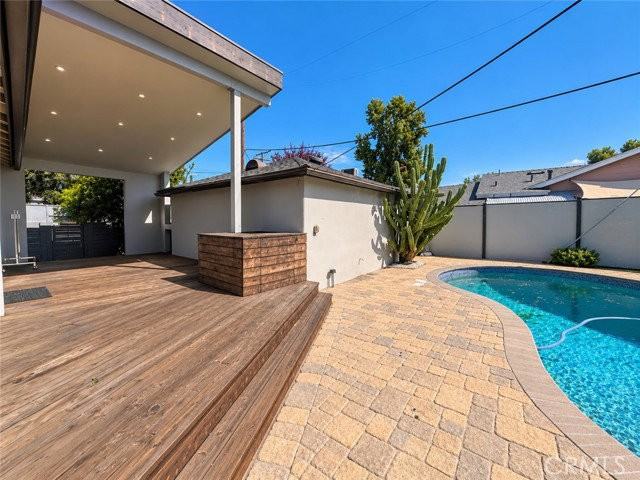 6952 Sylvia Ave - Photo 6 of 8