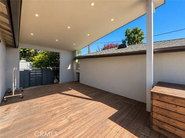 6952 Sylvia Ave - Photo 7 of 8